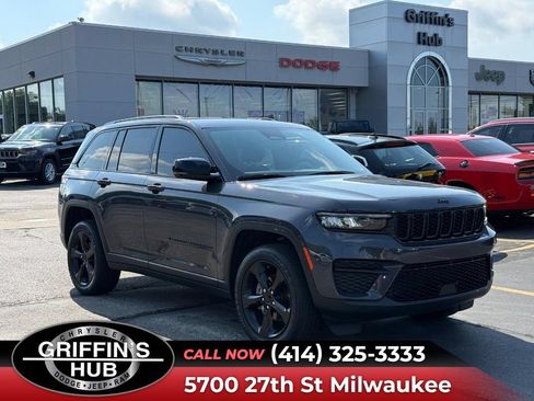 Used 2023 Jeep Grand Cherokee Altitude AWD/4WD image 1