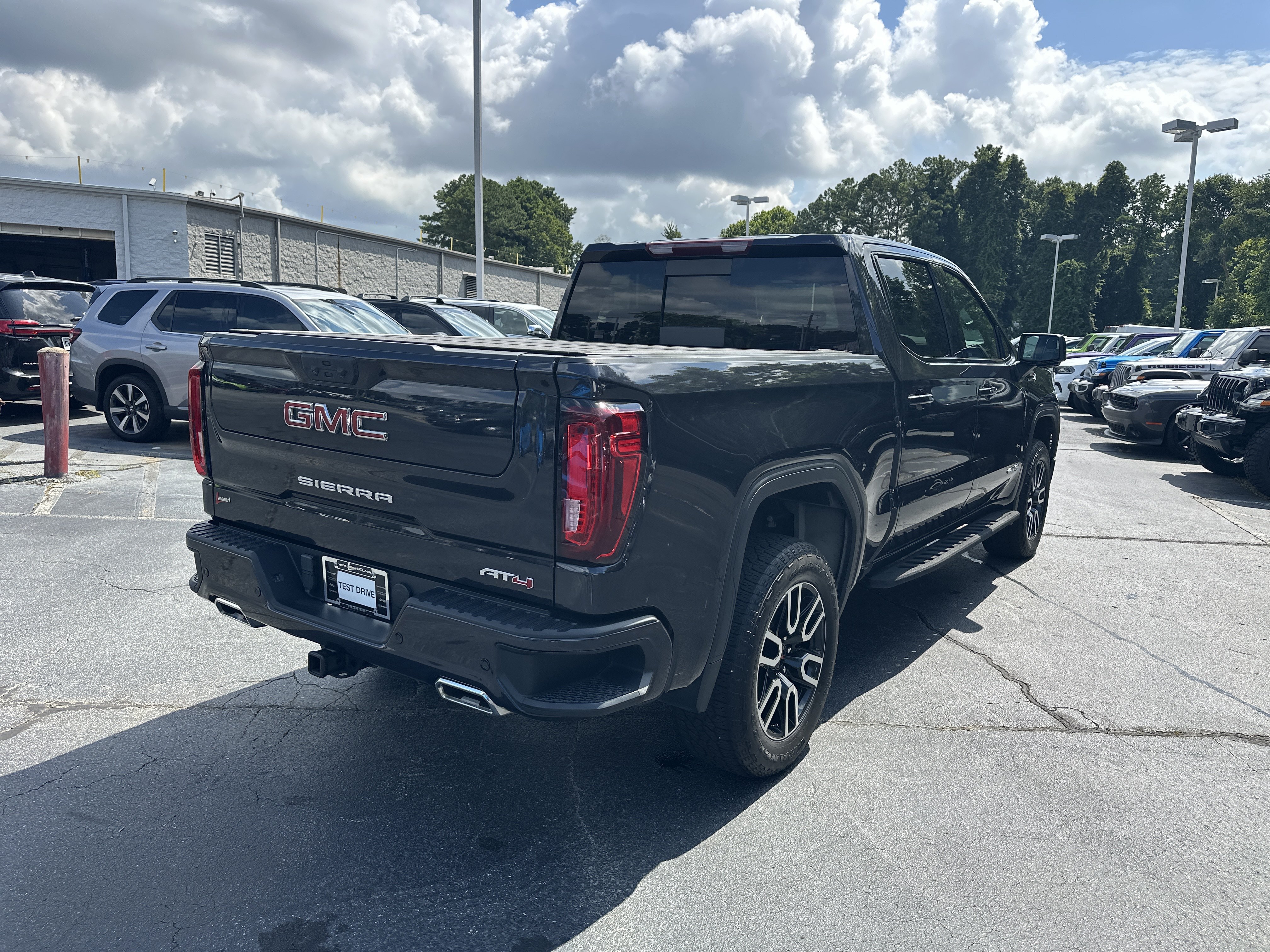 Used 2023 GMC Sierra 1500 AT4 w/ AT4 Premium Package AWD/4WD image 9