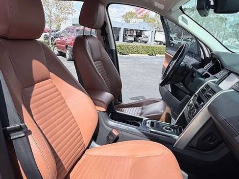 Used 2015 Land Rover Discovery Sport HSE Luxury image 13