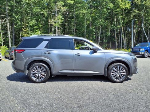 Used 2024 Nissan Pathfinder SL w/ SL Premium Package image 2