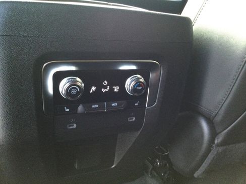 Used 2024 GMC Yukon SLT w/ SLT Luxury Package image 11