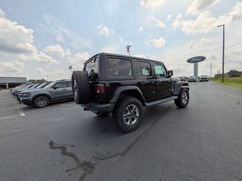 Used 2018 Jeep Wrangler Unlimited Sahara w/ Cold Weather Group AWD/4WD image 4