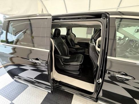 Used 2023 Chrysler Pacifica Limited FWD image 27