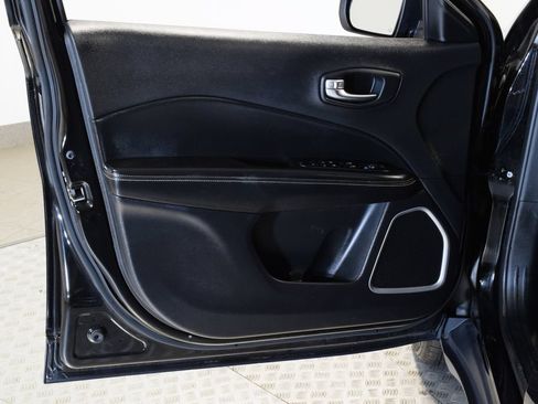 Used 2020 Jeep Compass Latitude FWD image 9