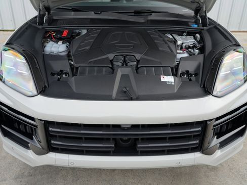 Used 2024 Porsche Cayenne Turbo image 8