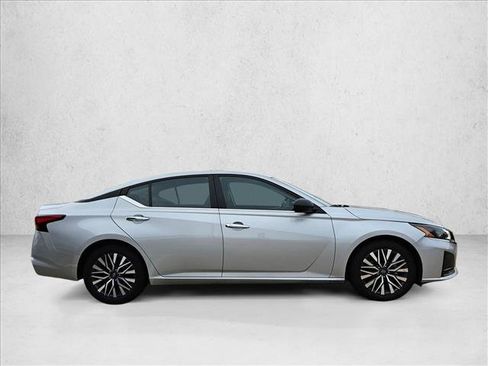 Used 2025 Nissan Altima 2.5 SV FWD image 4