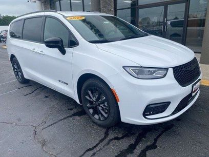 New 2025 Chrysler Pacifica Select w/ Fav Edition Package