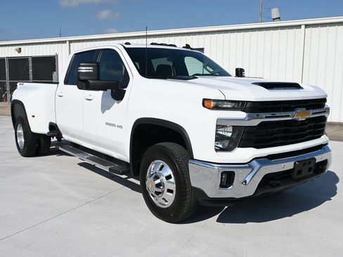 Used 2025 Chevrolet Silverado 3500 LT w/ Safety Package AWD/4WD image 2