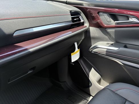 New 2026 Chevrolet Traverse RS w/ LPO, Floor Liner Package FWD image 39