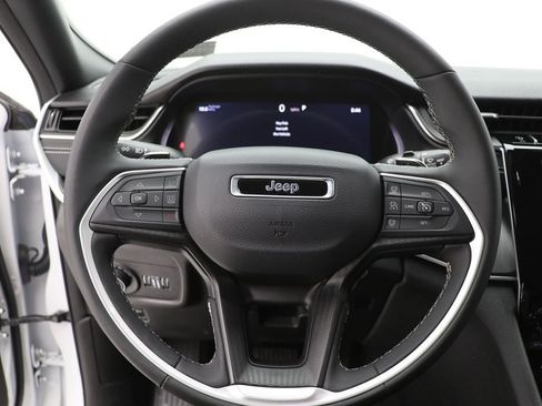Used 2025 Jeep Grand Cherokee Altitude AWD/4WD image 16