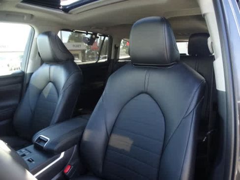 Used 2025 Toyota Highlander XLE image 19