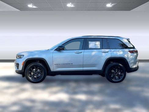 New 2025 Jeep Grand Cherokee Altitude image 2