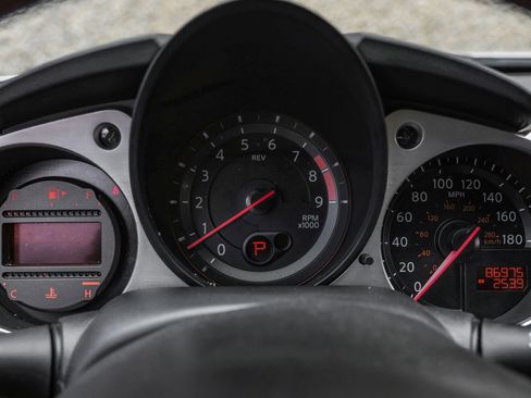 Used 2014 Nissan 370Z Coupe RWD image 16