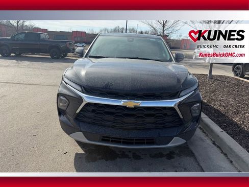 Used 2025 Chevrolet Blazer LT image 3