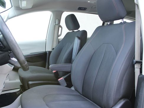 Used 2019 Chrysler Pacifica LX image 11