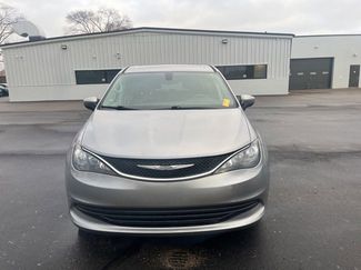 Used 2017 Chrysler Pacifica Touring video 2