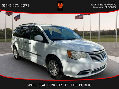 Used 2014 Chrysler Town & Country Touring w/ Driver Convenience Group image 2