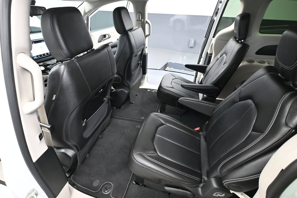 Used 2024 Chrysler Pacifica Touring-L FWD image 26