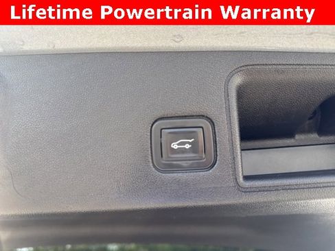 Used 2023 GMC Terrain SLT image 16