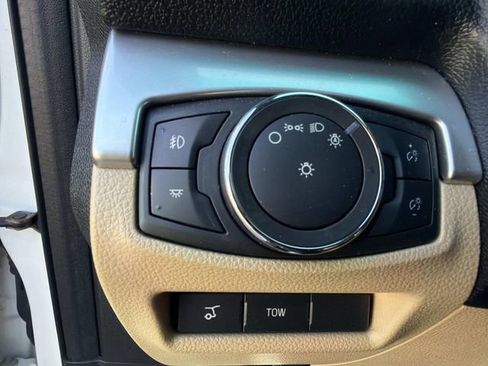 Used 2025 Volkswagen Taos SEL image 35