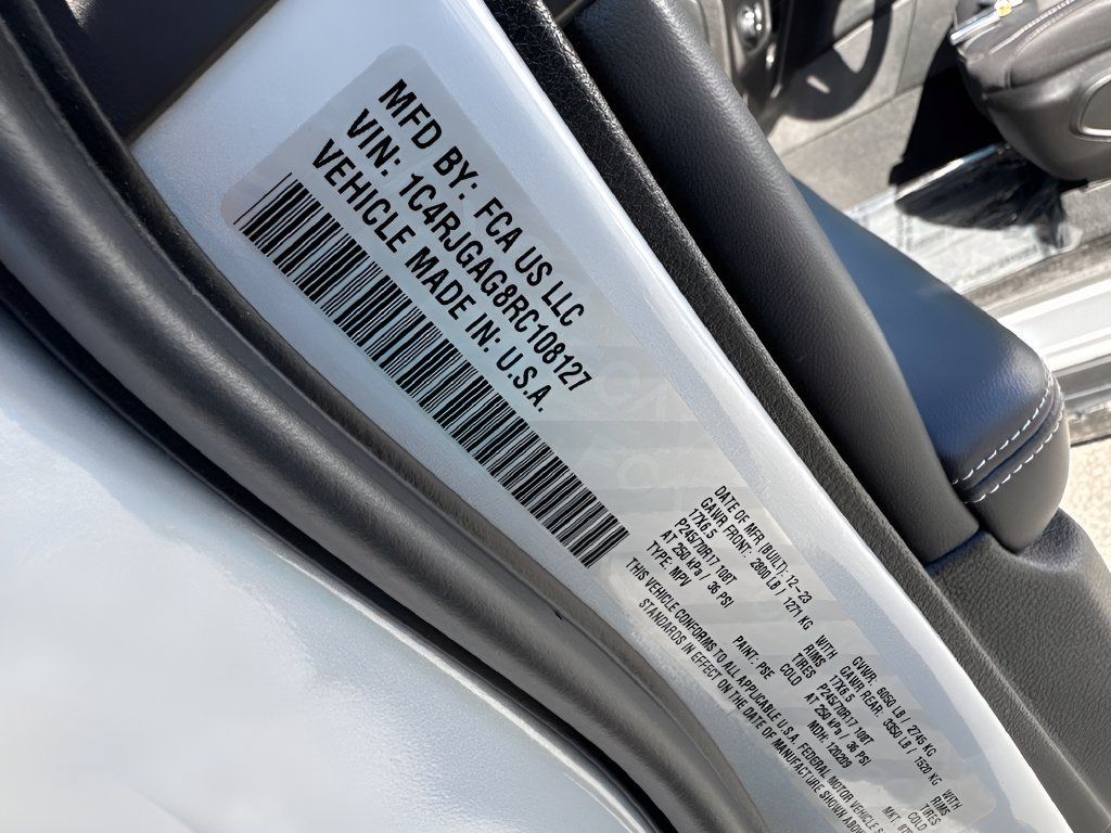 Used 2024 Jeep Grand Cherokee Laredo RWD image 27