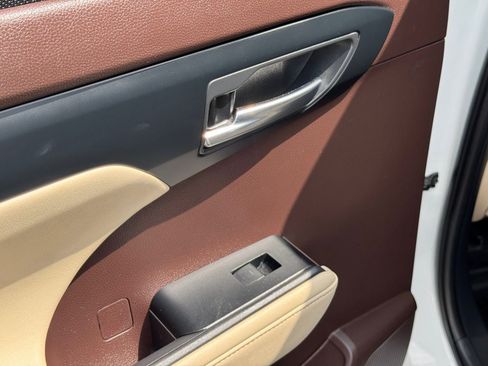 Used 2020 Toyota Highlander XLE image 26