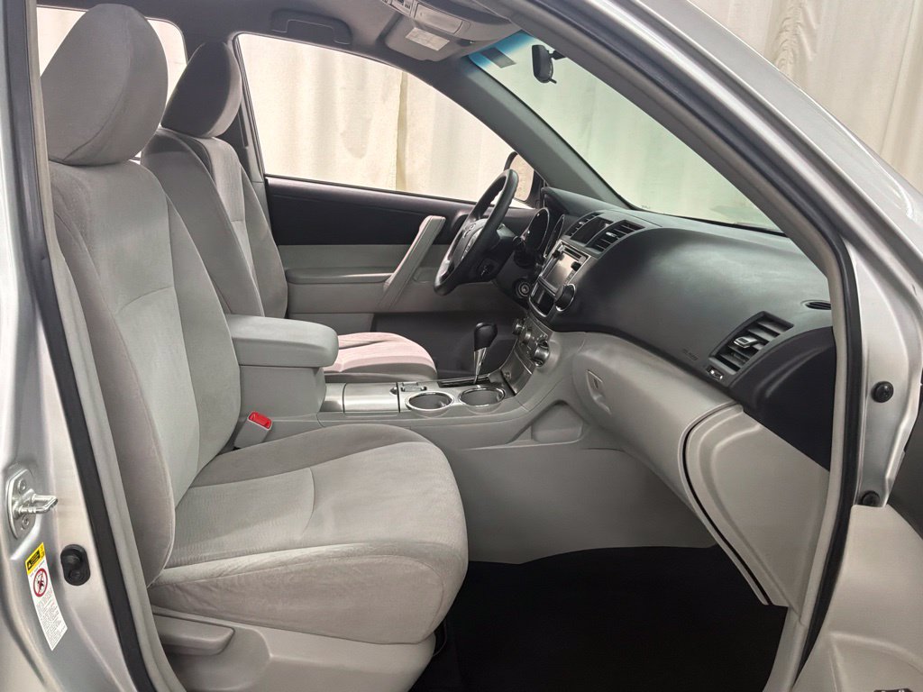 Used 2013 Toyota Highlander FWD w/ Cold Weather Pkg image 24
