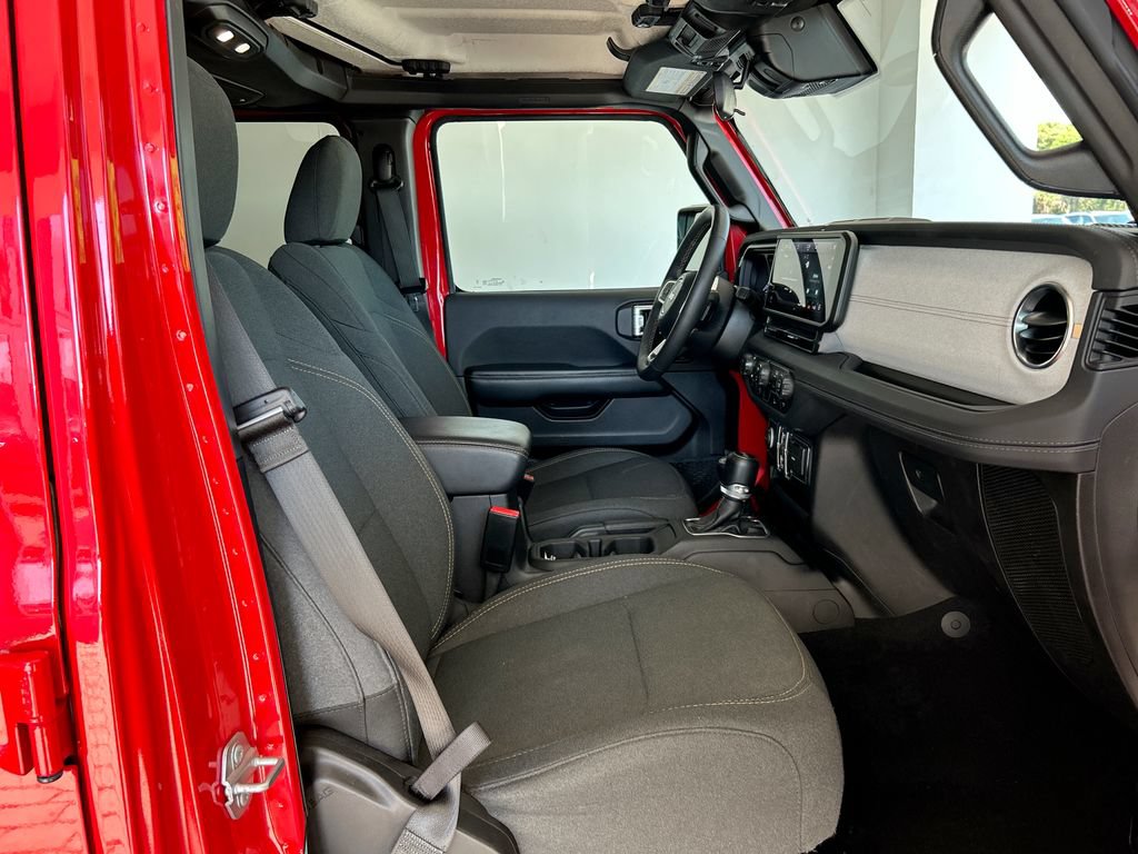 Used 2024 Jeep Wrangler Unlimited Sahara AWD/4WD image 27