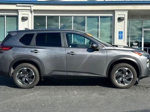 Used 2024 Nissan Rogue SV image 3