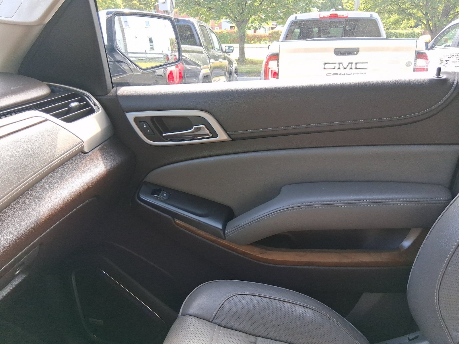 Used 2020 GMC Yukon Denali w/ Denali Premium Package AWD/4WD image 15