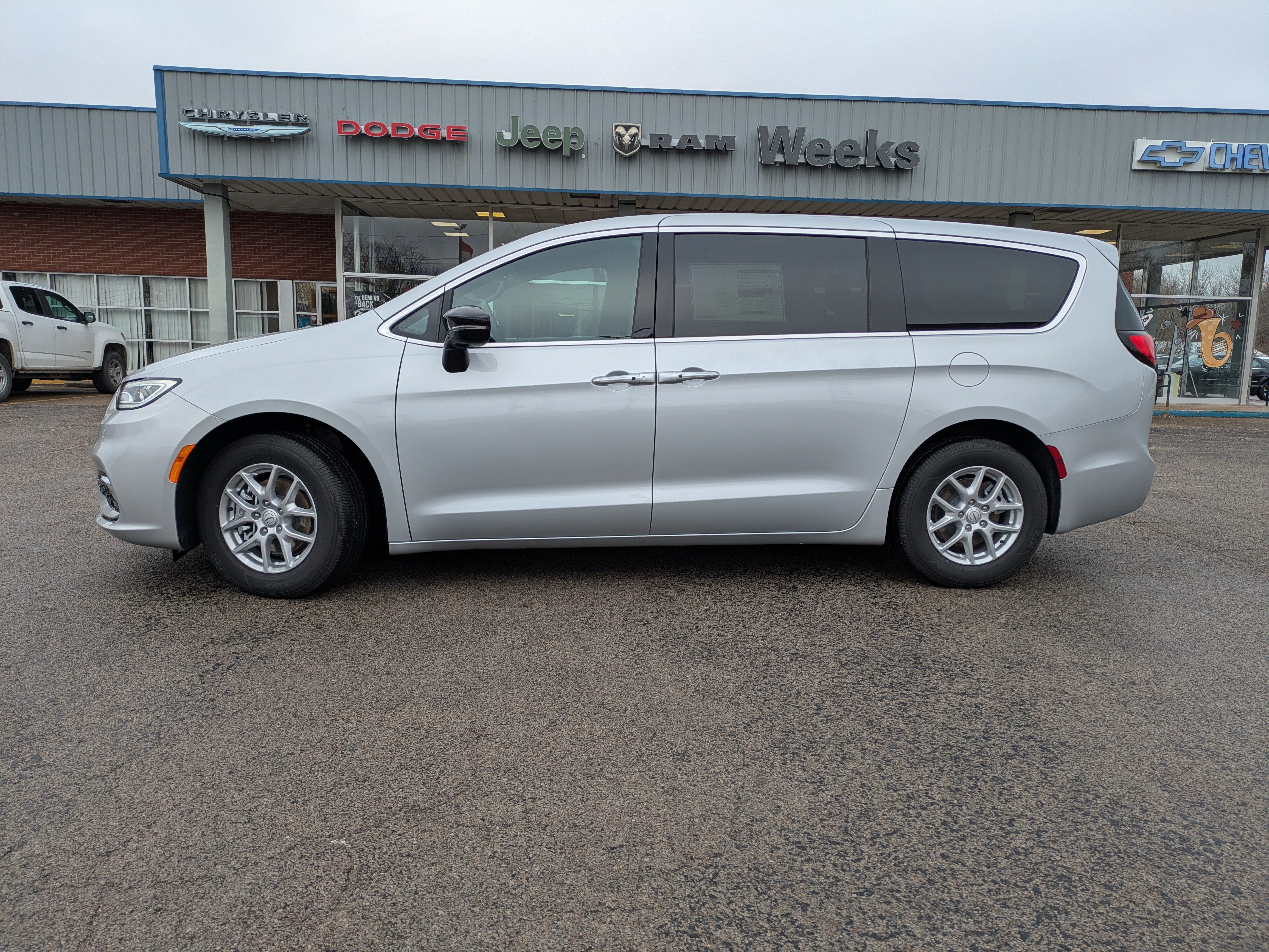 Used 2026 Chrysler Pacifica Select FWD image 3