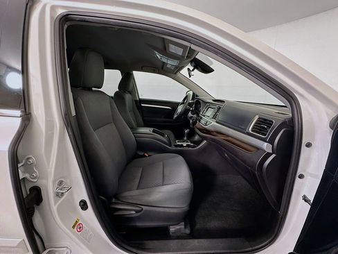 Used 2019 Toyota Highlander LE image 27
