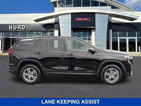 Used 2024 GMC Terrain SLE image 3