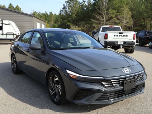 Used 2025 Hyundai Elantra SEL image 3