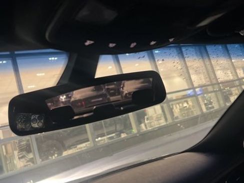 Used 2017 Lincoln Continental Select image 11