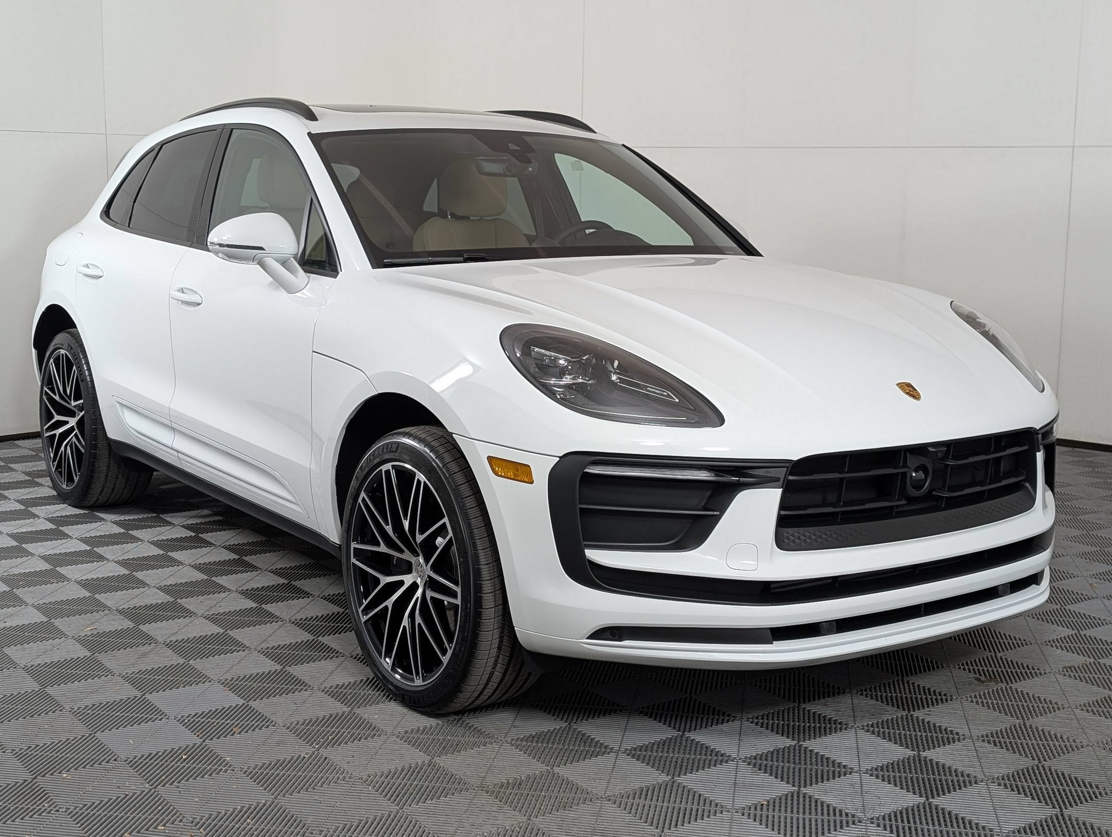 Certified 2026 Porsche Macan AWD/4WD image 8
