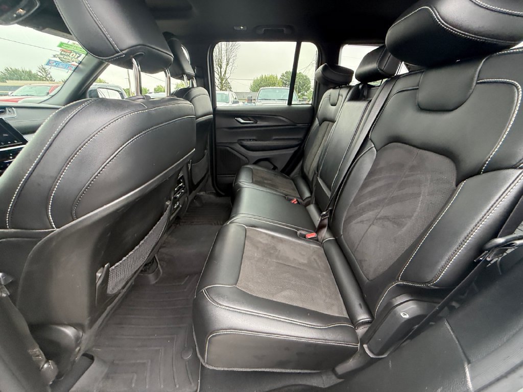 Used 2023 Jeep Grand Cherokee Altitude AWD/4WD image 21