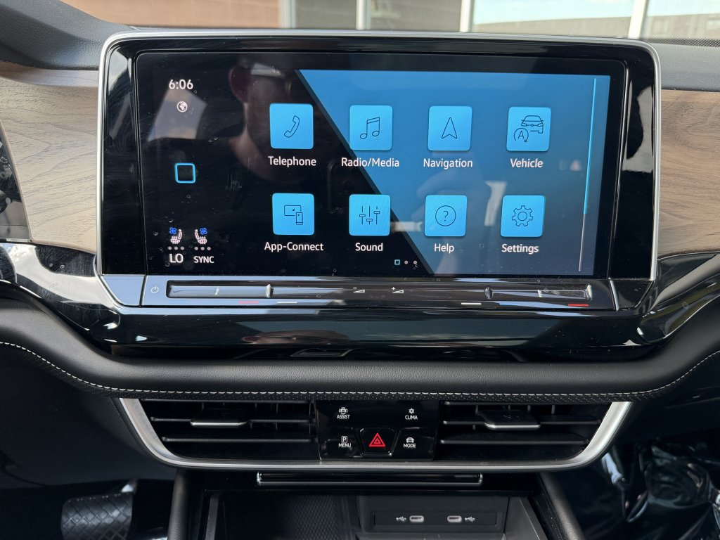 Used 2024 Volkswagen Atlas SE w/ Panoramic Sunroof Package FWD image 20