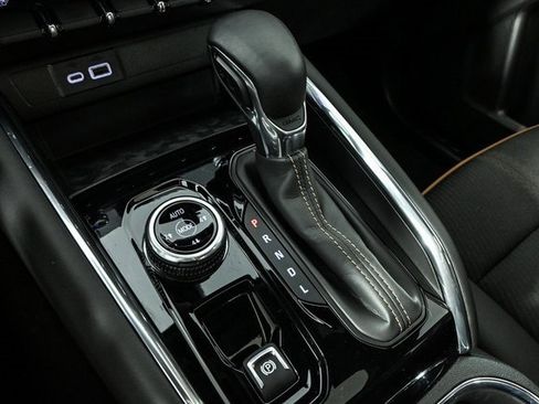 Used 2024 GMC Canyon AT4 w/ Technology Package image 17