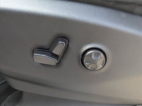 Used 2024 Chrysler Pacifica Touring-L FWD image 10