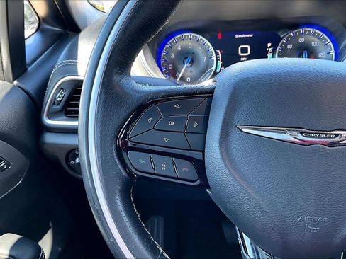 Used 2021 Chrysler Pacifica Limited AWD/4WD image 23