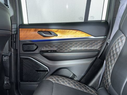 Used 2022 Jeep Grand Cherokee Summit image 40