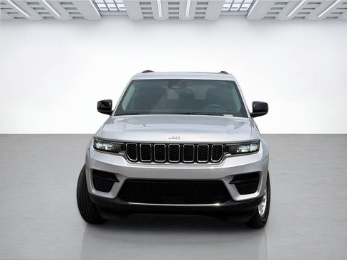 Used 2024 Jeep Grand Cherokee Laredo RWD image 3