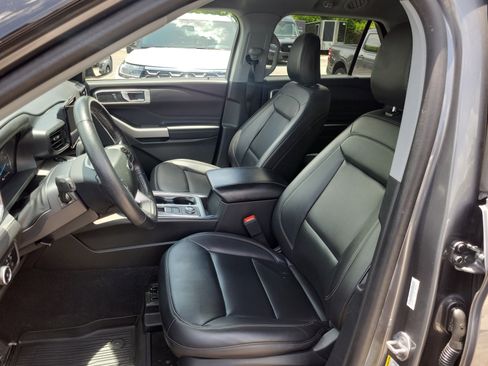 Used 2023 Ford Explorer XLT w/ Equipment Group 202A AWD/4WD image 16