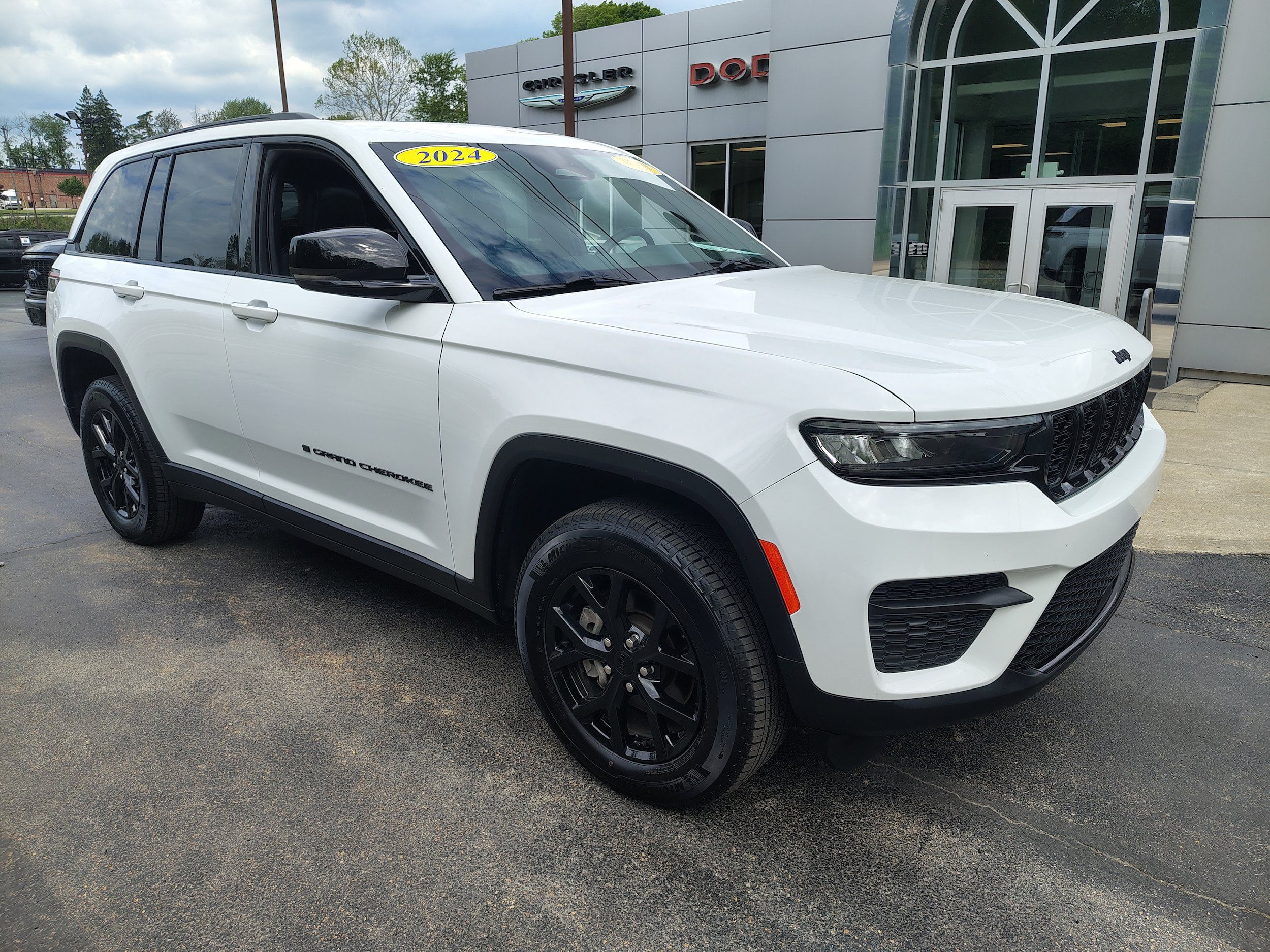 Certified 2024 Jeep Grand Cherokee Altitude AWD/4WD image 2