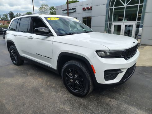Certified 2024 Jeep Grand Cherokee Altitude AWD/4WD image 2