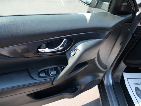 Used 2018 Nissan Rogue SV AWD/4WD image 15