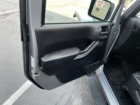 Used 2015 Jeep Wrangler Unlimited Sahara w/ Dual Top Group AWD/4WD image 18