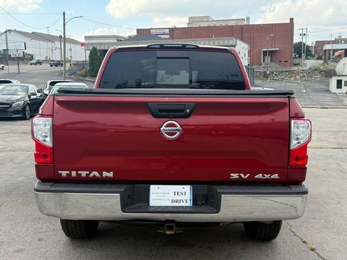 Used 2018 Nissan Titan SV AWD/4WD image 11