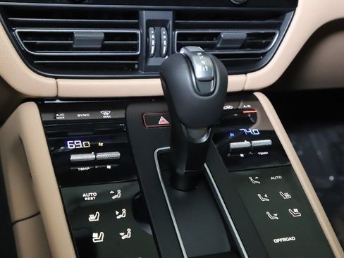 Used 2026 Porsche Macan AWD/4WD image 33